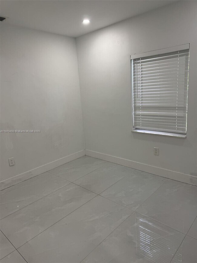 Foto del edificio - 77 SW 30th Ave