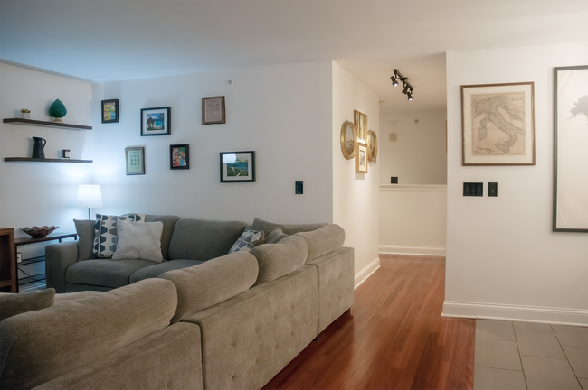 Foto del edificio - 1550 N Warren Ave