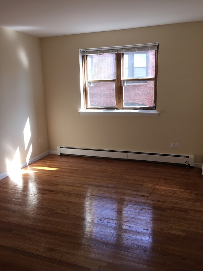 Building Photo - 5940 N Kenmore Ave