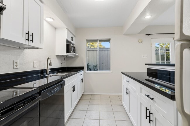 Building Photo - 6422 Burgoyne Dr.