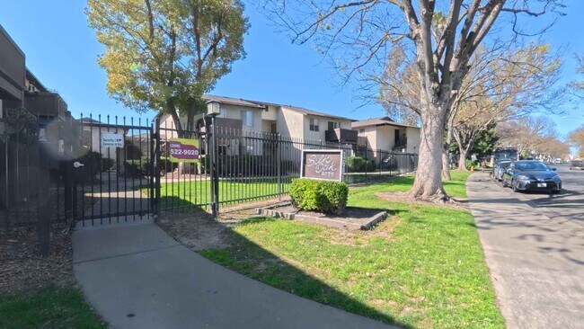 Entrada peatonal - Silk Oak Apartments