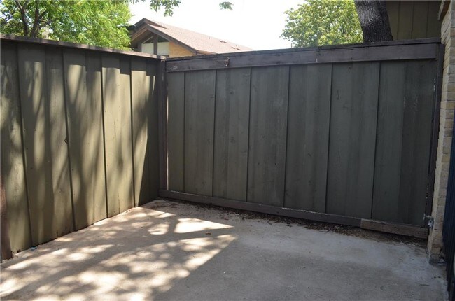 Building Photo - 4634 Country Creek Dr