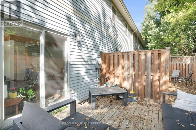 Photo du bâtiment - Woodfield Beauty! 2 Bdrm 2.5 Bath * Finished basement! AVAIL NOW ! $2395+