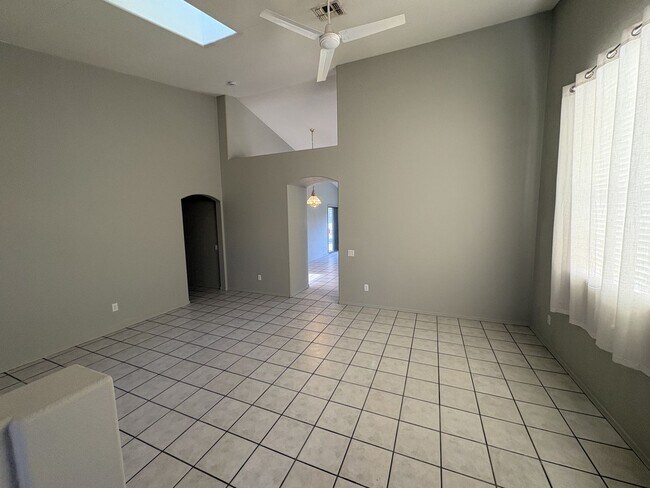 Building Photo - Great eastside location Pet friendly