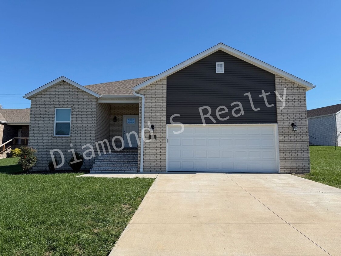Foto principal - Georgeous 4 Bedroom Home - Ozark Schools!