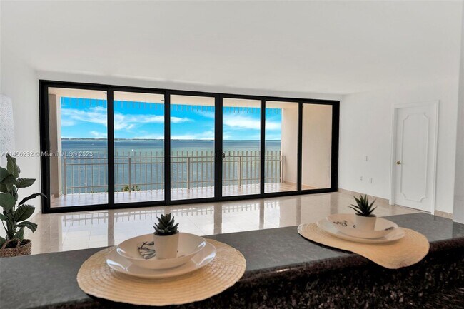 Foto del edificio - 2 Grove Isle Dr