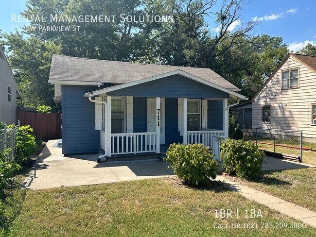 Building Photo - **MINUTES FROM GAGE PARK AND TOPEKA ZOO** ...