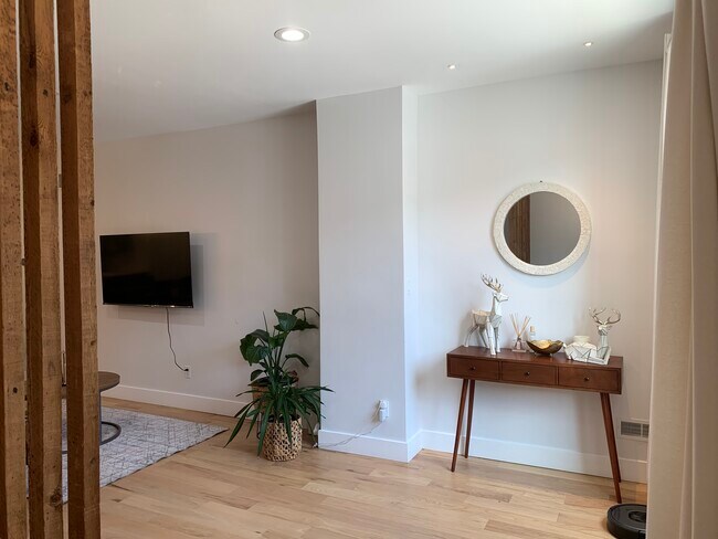 Entryway - 2030 S 22nd St