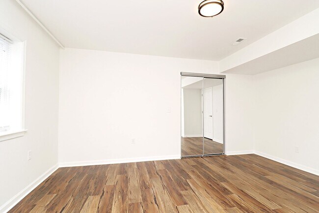 Foto del edificio - Recently Renovated Downtown Basement Apart...