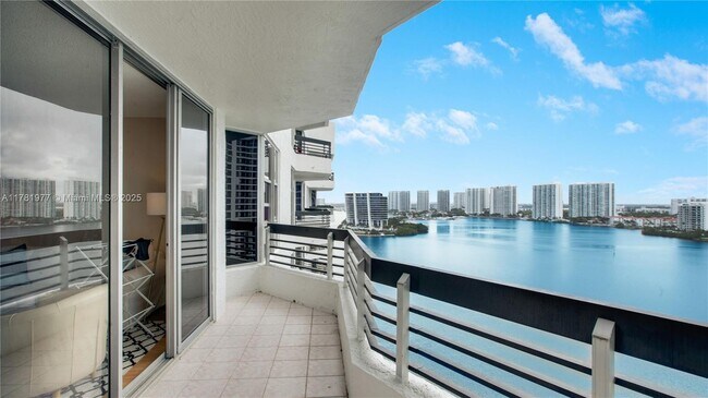 Foto del edificio - 3600 Mystic Pointe Dr