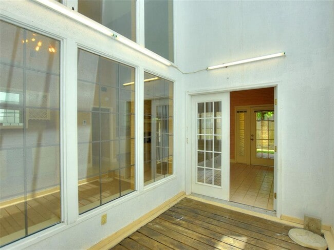 Building Photo - 10215 River Plantation Dr