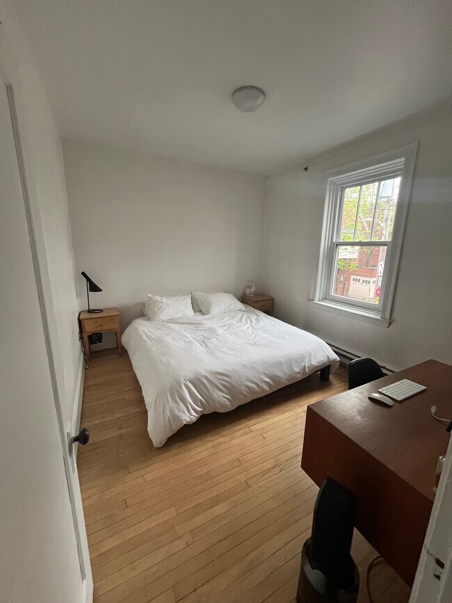 Building Photo - 4054 Boul Dorchester
