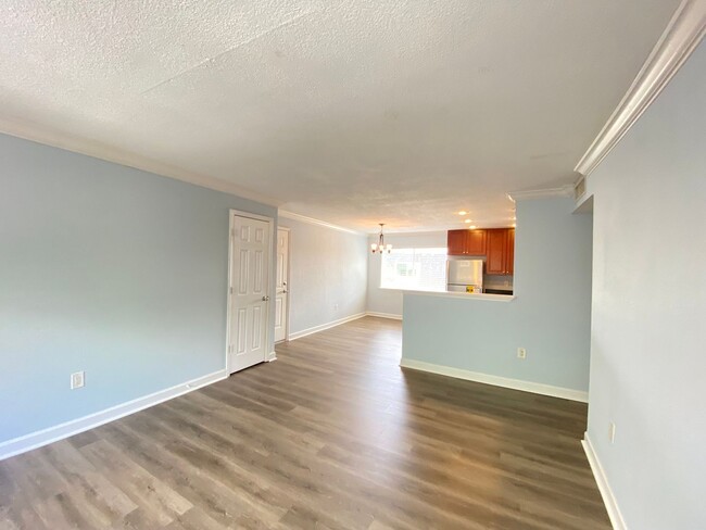 Building Photo - Spacious 3 bedroom, 2 bathroom Condo Locat...