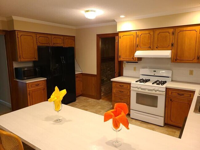 Building Photo - 5621 Oak Forest Dr