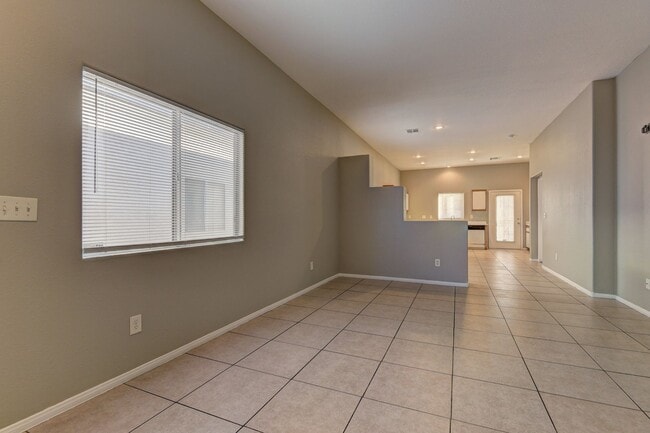 Building Photo - Welcome to this beautifully maintained sin...