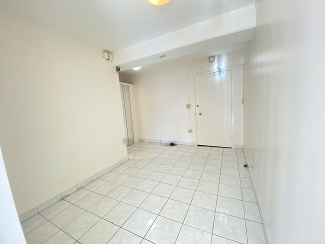 Building Photo - 1 bedroom, 1 bath, 1 Parking. End Unit! Am...