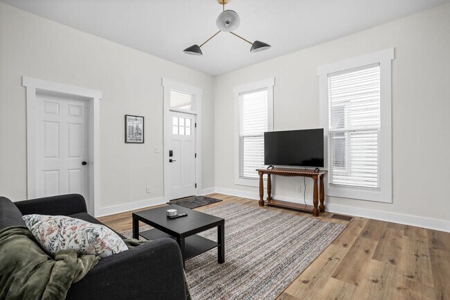 Building Photo - 844 Camp St