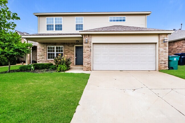 Building Photo - Spacious Home Waiting for You!