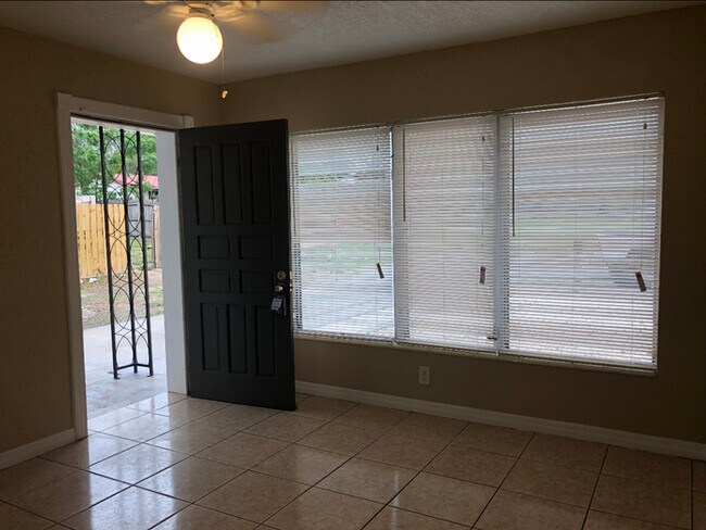 Foto del edificio - 5301 Grove Hill Rd