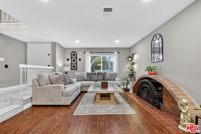 Building Photo - 2148 Elmdale Ave