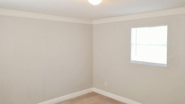 Building Photo - 2176 Highland Ave