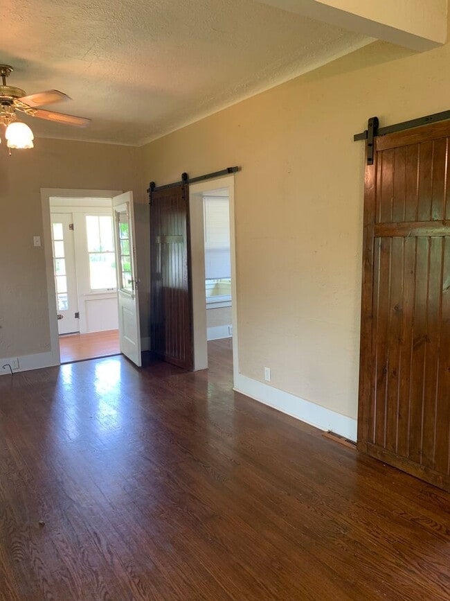 Foto del edificio - Charming 2 Bedroom, 1 Bathroom Ranch in Downtown Three Oaks