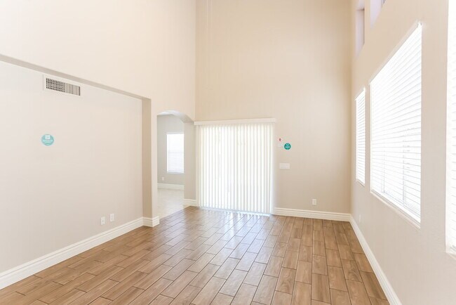 Building Photo - 3424 E Rockwood Dr