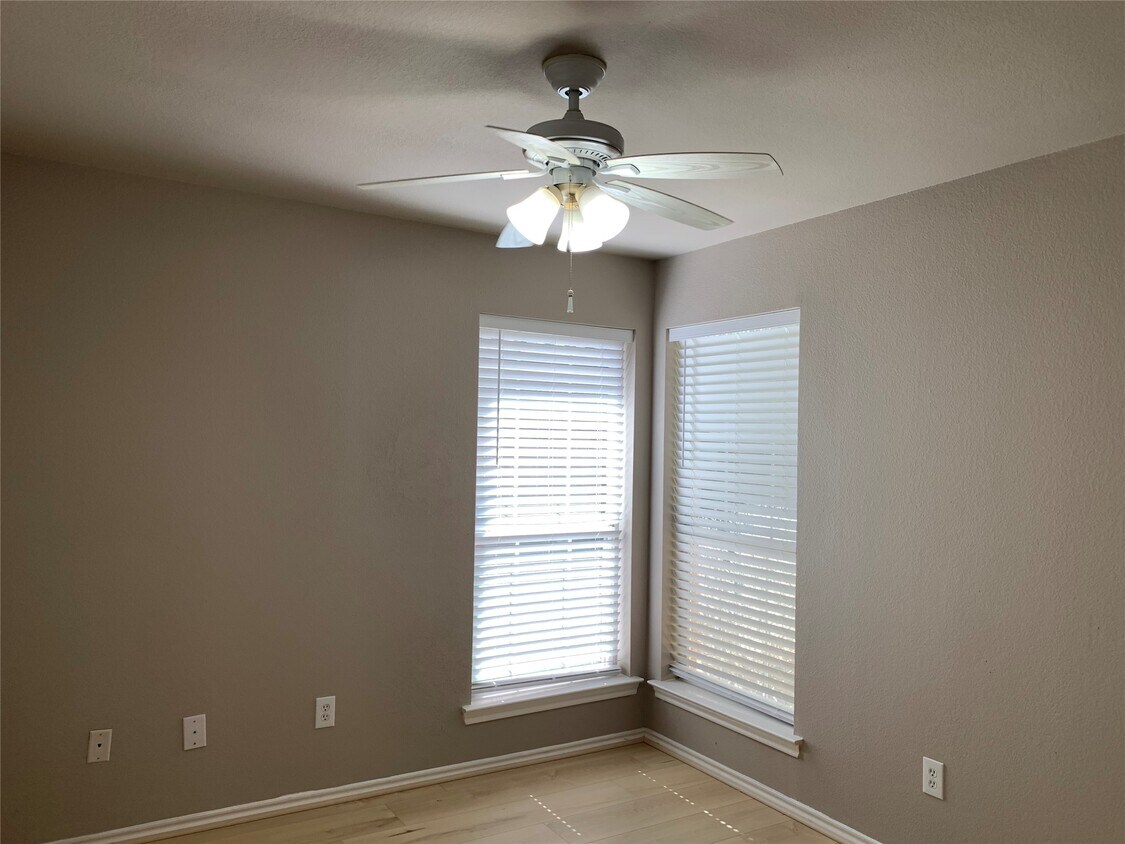 Foto del edificio - 5739 Wandering Creek Dr