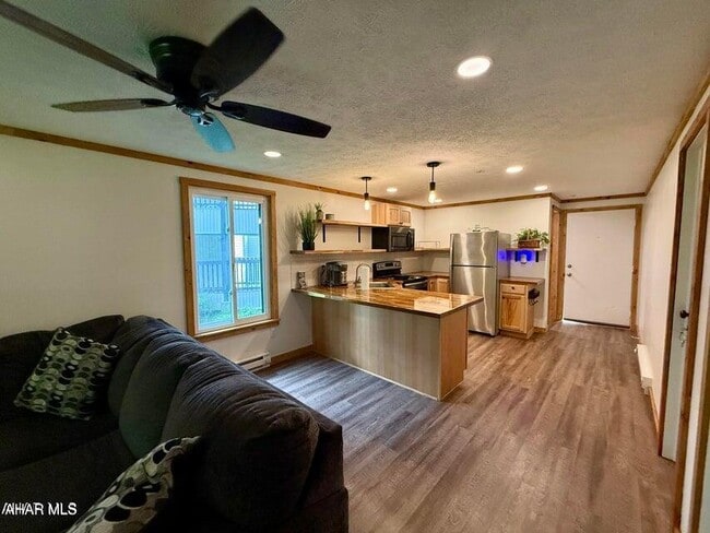 Building Photo - 143 Deer Run Ln