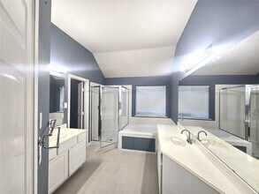 Building Photo - 15523 Clear Valley Dr