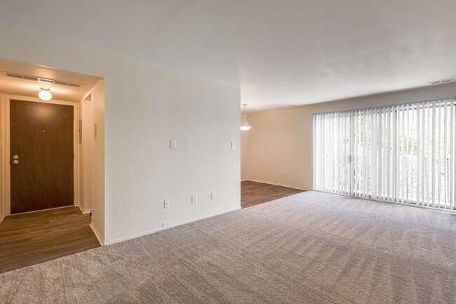 Entrada y sala de estar abiertas y ventiladas en Knottingham Apartments en Clinton Township, M - Knottingham Apartments