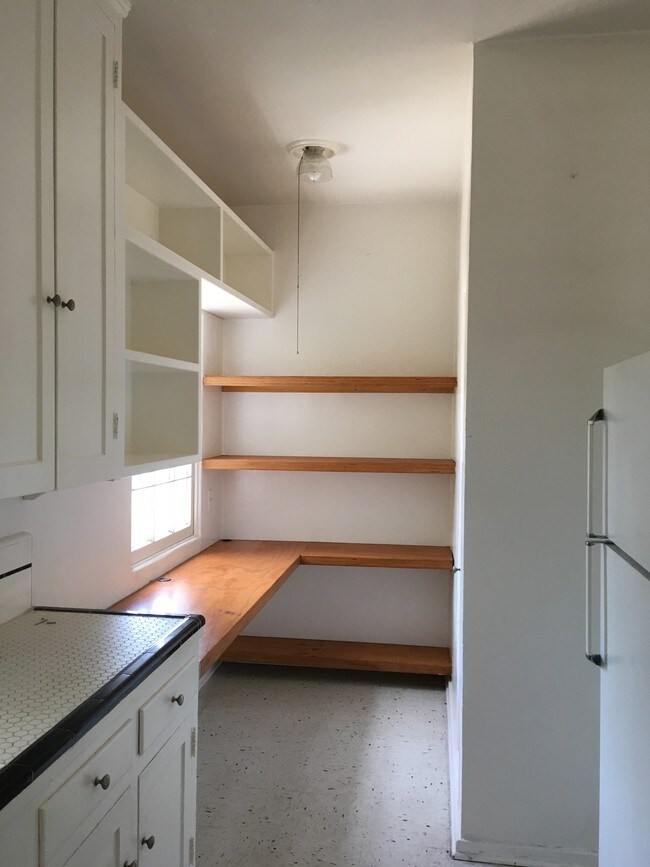 kitchen Nook - 1808 1/2 Lucretia Ave