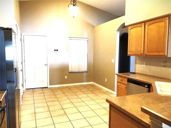 Building Photo - 594 Horseman Dr