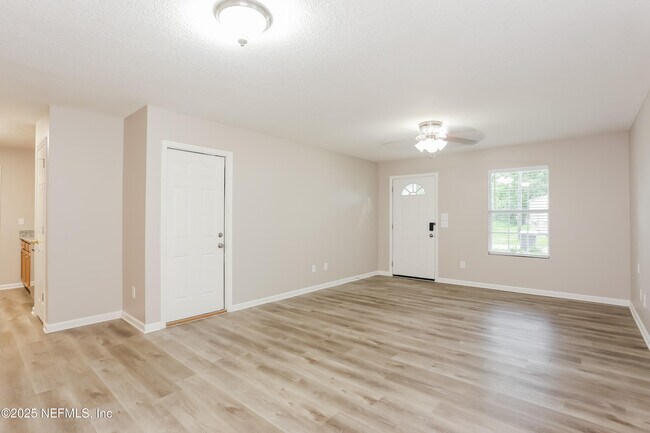 Foto del edificio - 3750 Warwick St