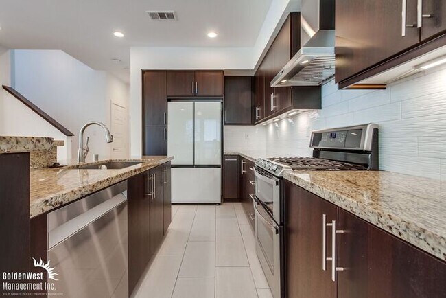 Building Photo - Modern 3Bdm 2.5Ba Townhome in the Heart of...