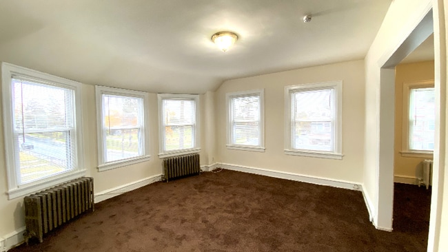 Building Photo - 300 W 31st St