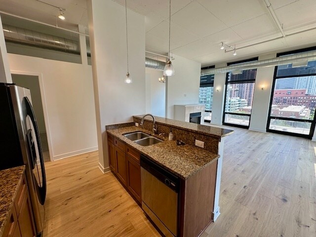 Foto del edificio - 740 W Fulton St