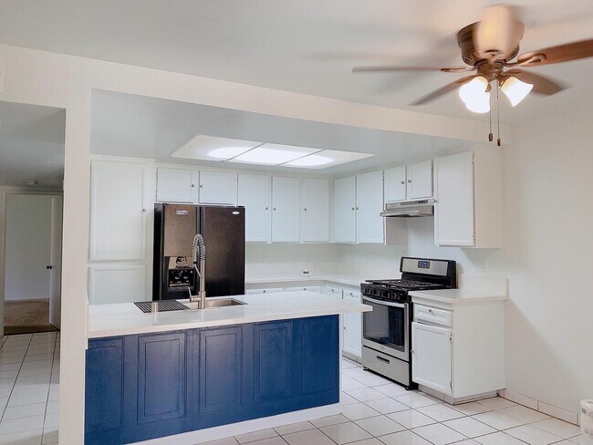 Building Photo - 363 N Melrose Dr