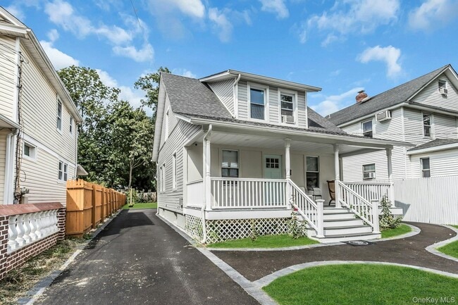 Building Photo - 4 W 11th St