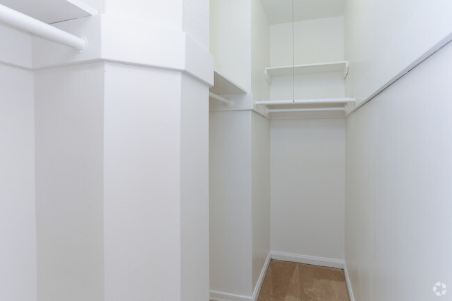 walk-in closet - Wilshire Royale