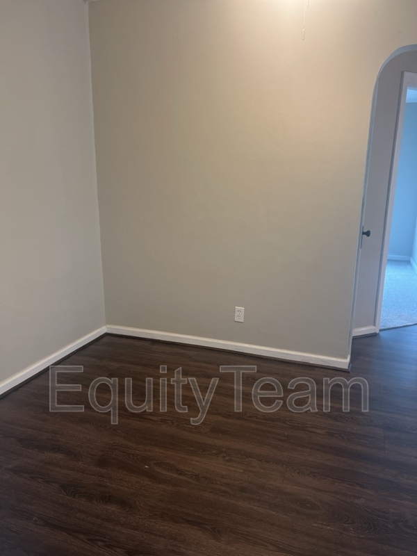 Building Photo - 570 Hadley Ave