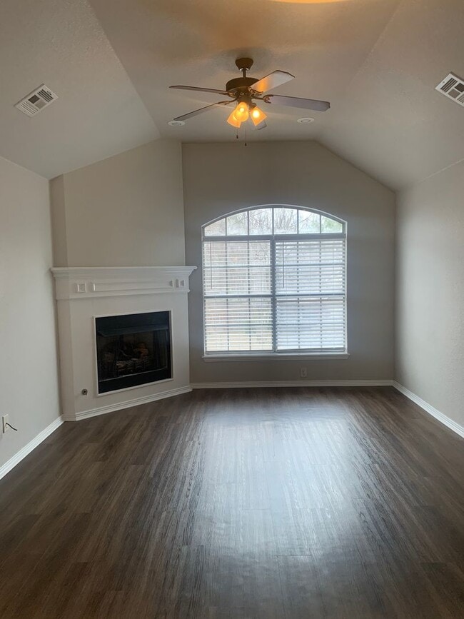Building Photo - 2670 N Valencia Ave