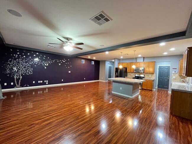 Building Photo - Desirable 4 Bedroom 2.5. Bathroom home in ...