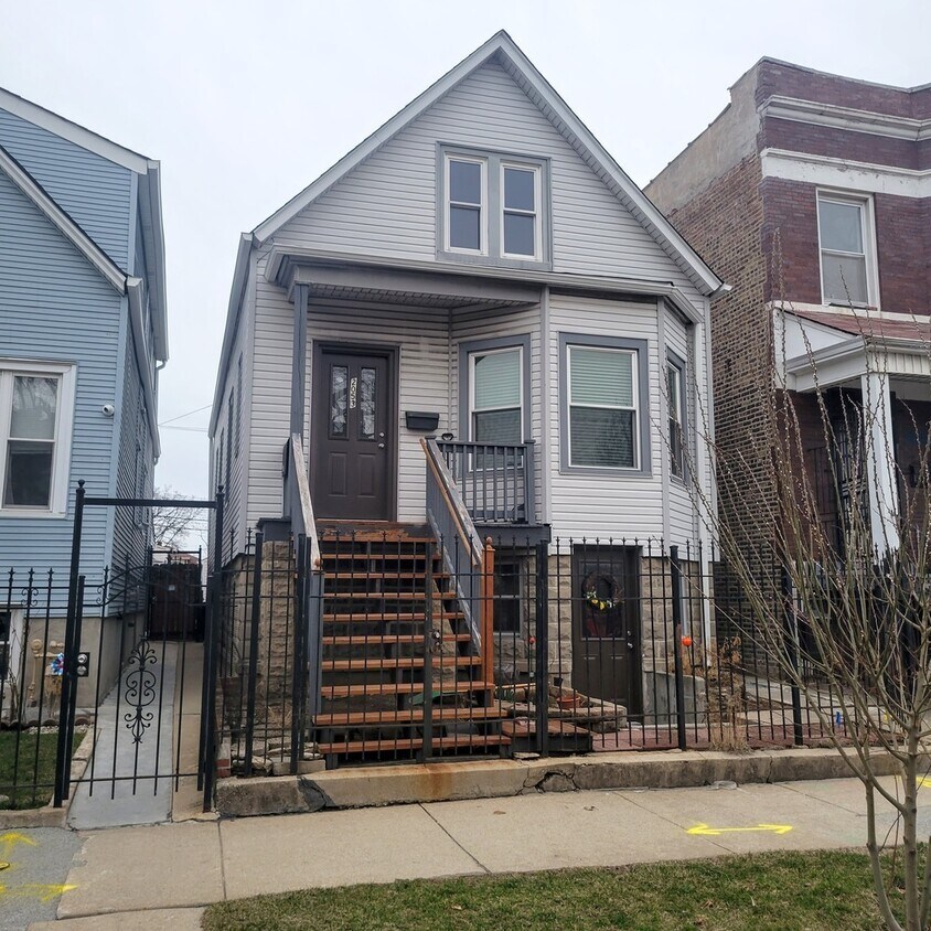 Foto principal - 2053 N Lorel Ave