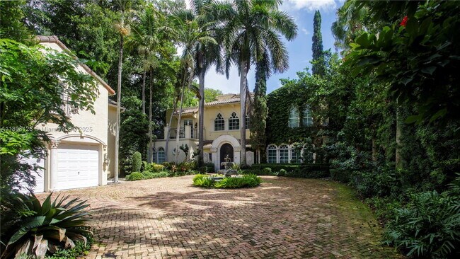 Foto del edificio - 5801 Pine Tree Dr