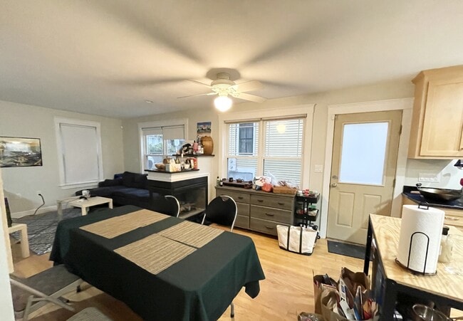 Building Photo - 27 Iroquois St