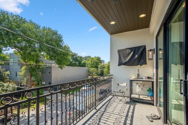 Building Photo - Luxurious 3-Bedroom Townhome with Elevator...