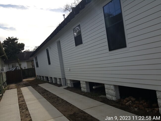 Building Photo - 3028 Baronne St