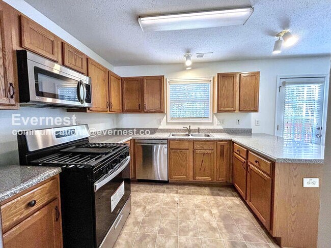 Foto del edificio - 4 Bed/3.5 Bath Home with Attached Garage /...