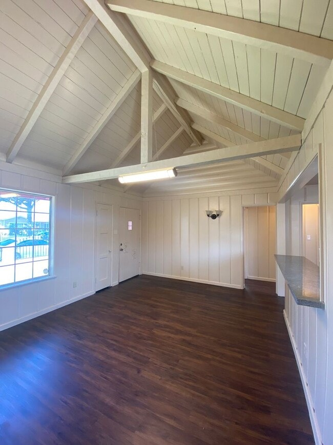 Building Photo - M120